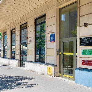 Jess Inn Hostel Rondo Charles De Gaulle